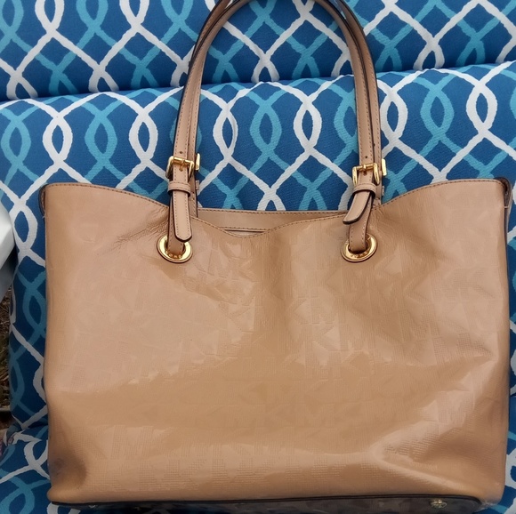 Michael Kors Handbags - 👜EUC Michael Kors tan tote👜